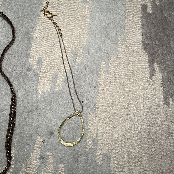 Set of two necklaces, one brown and one gold colored - Picture 7 of 7
